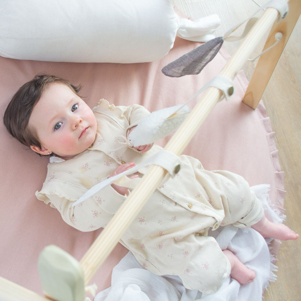 Pack Gimnasio de Madera Sensorial + Mat Vuelos Rosa Viejo